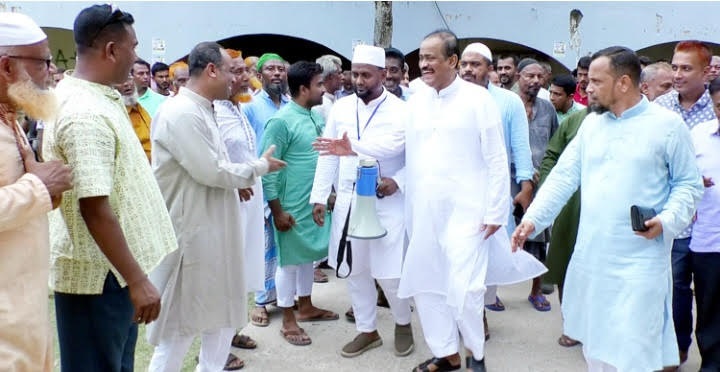 লক্ষ্মীপুরে ব্যালট পেপারের মাধ্যমে নেতৃত্ব নির্বাচন করছে বিএনপির নেতাকর্মীরা