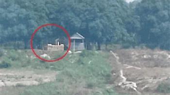 চাঁপাইনবাবগঞ্জ সীমান্তে বিএসএফের বাঙ্কার নির্মাণ