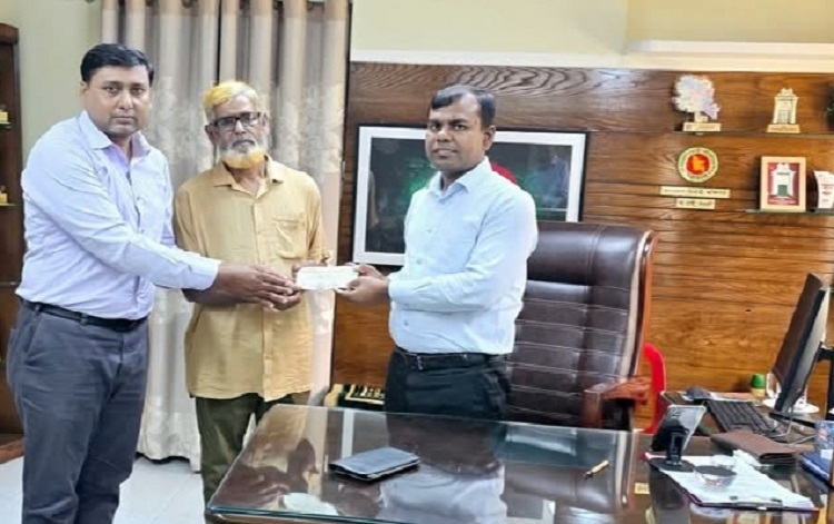 আত্রাইয়ে বীর মুক্তিযোদ্ধাকে ১ লাখ টাকা ঋণের চেক হস্তান্তর