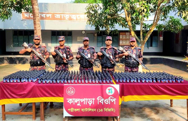 নওগাঁর পত্নীতলা সীমান্তে বিজিবির অভিযানে বিপুল পরিমান মাদকদ্রব্য আটক