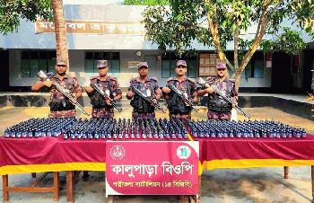 নওগাঁর পত্নীতলা সীমান্তে বিজিবির অভিযানে বিপুল পরিমান মাদকদ্রব্য আটক