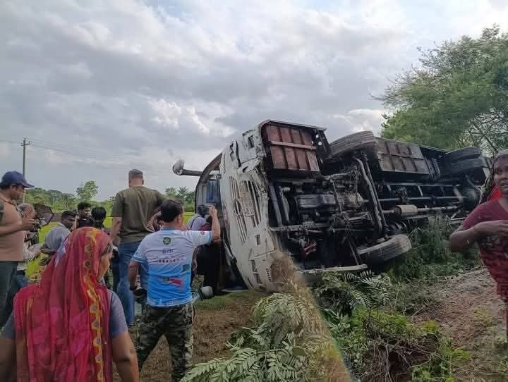 সাতক্ষীরায় ৩৫ জন সাংবাদিক বহনকারী বাস নিয়ন্ত্রণ হারিয়ে খাদে