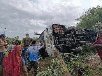 সাতক্ষীরায় ৩৫ জন সাংবাদিক বহনকারী বাস নিয়ন্ত্রণ হারিয়ে খাদে
