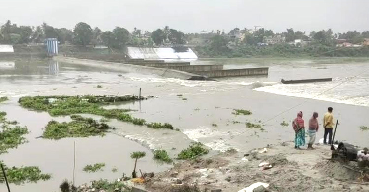 পশ্চিমবঙ্গে ভাঙলো আত্রাই নদীর বাঁধ, প্রভাব পড়বে বাংলাদেশে