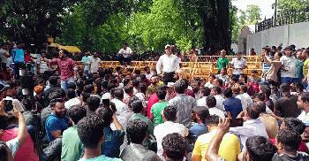 রায় কাল, আজ রাত যমুনার সামনেই কাটাবেন ইশরাক