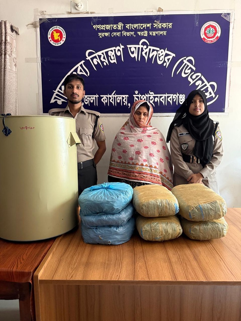 চাঁপাইনবাবগঞ্জে ১১ কেজি গাঁজা উদ্ধার, স্ত্রী আটক স্বামী পলাতক