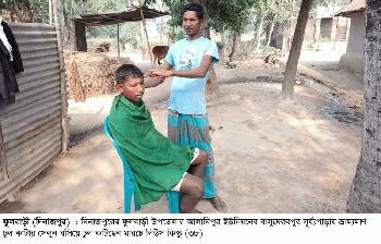 মারচে লিউস কিস্কু এখনও গ্রামে গ্রামে ঘুরে মানুষের চুল-দাড়ি কাটেন