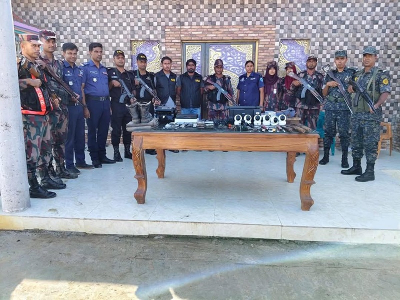 রামুর শীর্ষ সন্ত্রাসী শাহীনের ডেরায় যৌথ বাহিনীর অভিযান: অস্ত্র, মাদক, জাল টাকা ও ওয়াকিটকি উদ্ধার