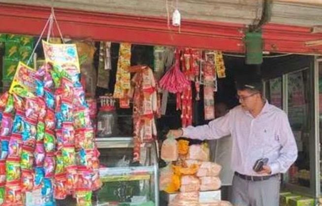 বোয়ালখালীতে মেয়াদোত্তীর্ণ পণ্য বিক্রি করায় জরিমানা