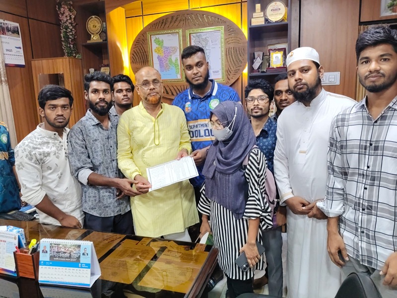 নাদিরা ইয়াসমিনকে সাতক্ষীরা সরকারি কলেজে যোগদানে বাধা চেয়ে অধ্যক্ষ ও ডিসিকে স্মারকলিপি  শিক্ষার্থীদের