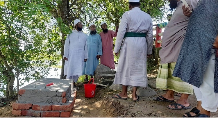 আত্রাইয়ে আলেম উলামাদের বাধার মুখে ভেঙে ফেলা হলো নির্মাণাধীন মাজার