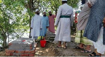 আত্রাইয়ে আলেম উলামাদের বাধার মুখে ভেঙে ফেলা হলো নির্মাণাধীন মাজার