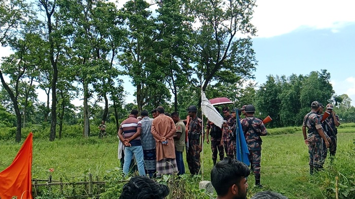 পুশইনে ব্যর্থ হয়ে সীমান্তের বাতি বন্ধ করে ফেরত নিয়েছে বিএসএফ