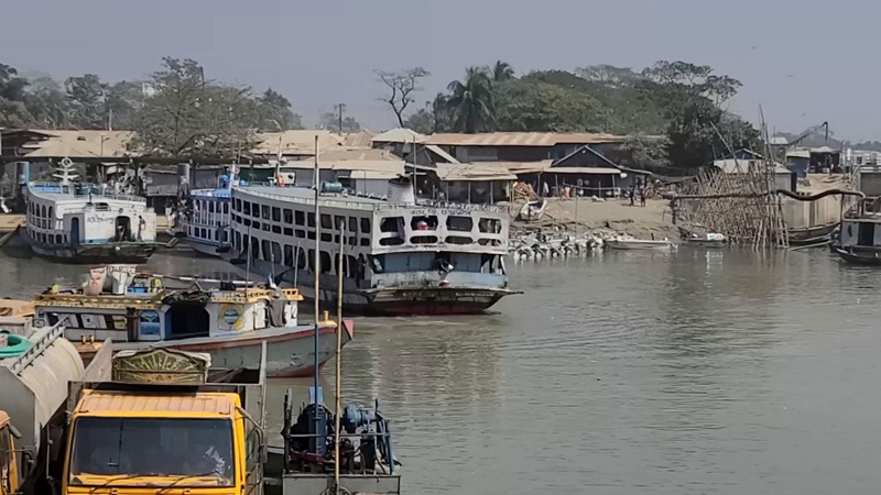 মজুচৌধুরীর হাট ঘাটে ৪ লাশবাহী গাড়ি নিয়ে ফেরি আটকা 