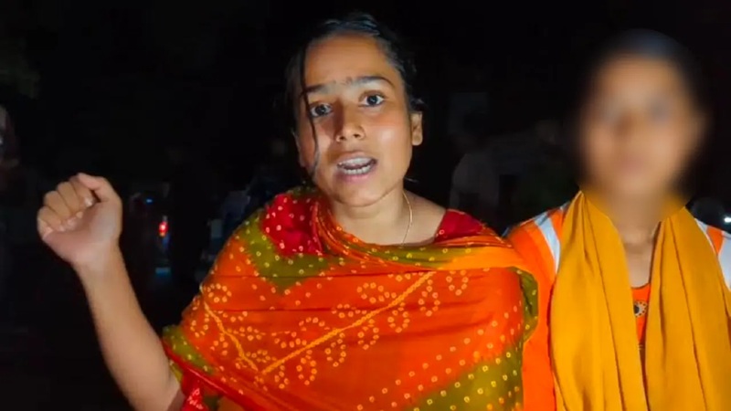 রাস্তায় ফেলে বৈষম্যবিরোধী আন্দোলনের নেত্রীকে মারধর  