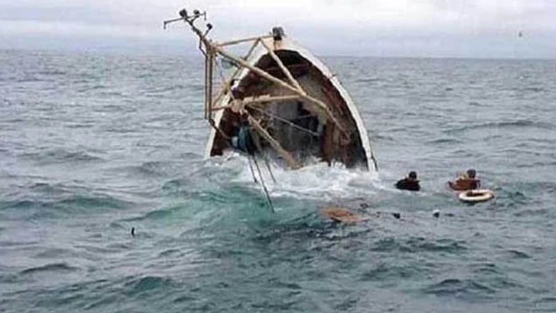 হাতিয়ার ৩৯ যাত্রীসহ ট্রলার ডুবি