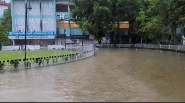 সিলেটে বাড়ছে নদনদীর পানি,জনমনে বন্যার শঙ্কা:নগরজুড়ে জলাবদ্ধতা 