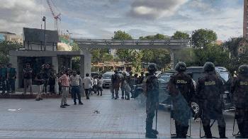 পুলিশ পাহারায় অফিস করলেন এনবিআর চেয়ারম্যান