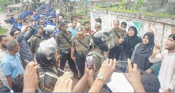 বৈষম্যবিরোধীদের সংবাদ সম্মেলনে হামলা, নারী নেত্রীসহ লাঞ্ছিত ৪