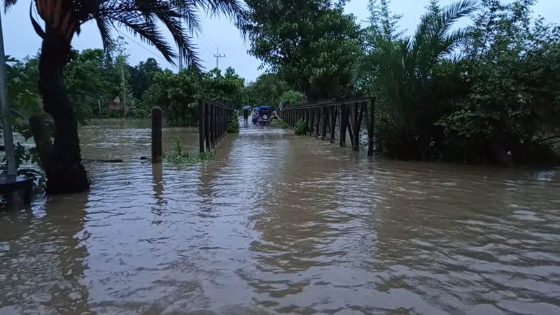 তলিয়ে গেছে খাগড়াছড়ি-লংগদু সড়ক, যোগাযোগ বিচ্ছিন্ন