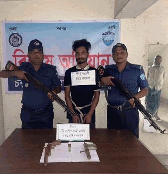 লক্ষ্মীপুরে শীর্ষ সন্ত্রাসী রাসেল অস্ত্রসহ গ্রেফতার