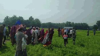 সীমান্তের শূন্যরেখায় শেষবার মায়ের মুখ দেখলেন মেয়েরা