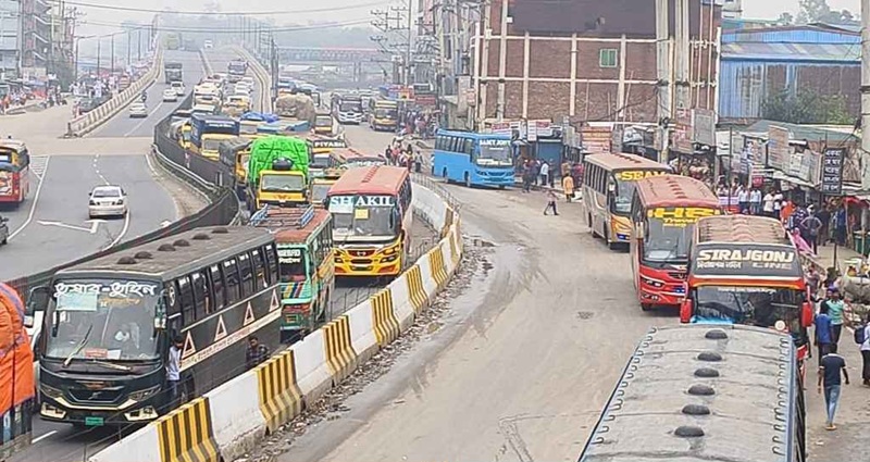 মহাসড়কে গাড়ির চাপ, চলছে ধীরগতিতে