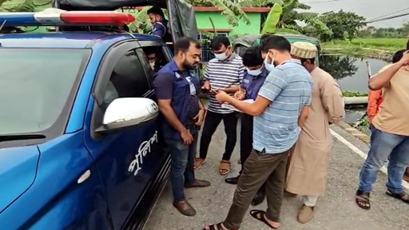 দোকানের শাটারের নিচ দিয়ে গড়িয়ে পড়ছিল রক্ত, অতঃপর...