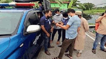 দোকানের শাটারের নিচ দিয়ে গড়িয়ে পড়ছিল রক্ত, অতঃপর...