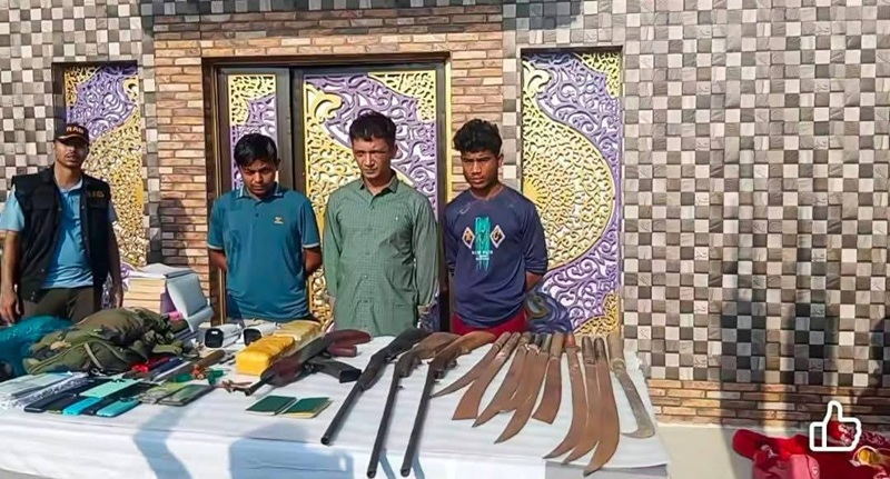 রামু গর্জনিয়ায় যৌথ বাহিনী অভিযানে  ডাকাত শাহীনসহ আটক-৩ :  বিপুল অস্ত্র-ইয়াবা উদ্ধার