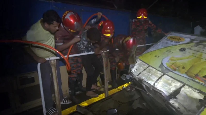 কালুরঘাট সেতুতে ট্রেনের সঙ্গে কয়েকটি যানবাহনের সংঘর্ষ, নিহত ৩
