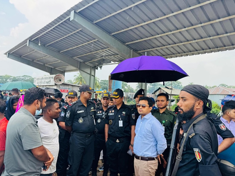 লক্ষ্মীপুরে দ্বিগুণ বাসভাড়া আদায়, ইউএনও’র নির্দেশে ফেরত