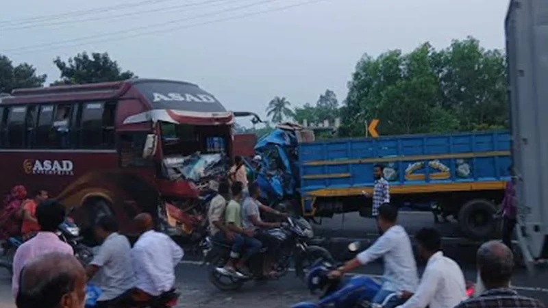 দিনাজপুরে বাস-ট্রাক মুখোমুখি সংঘর্ষে নিহত ১