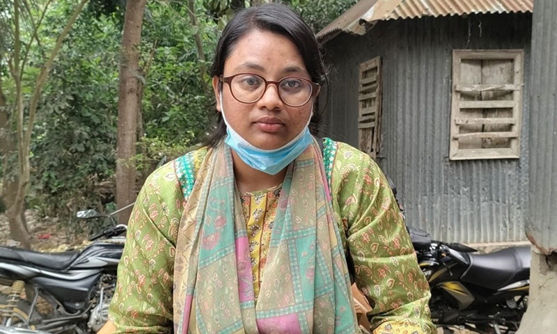 ক্ষতিপূরণের দাবিতে হিন্দু যুবকের বাড়িতে মুসলিম নারীর অবস্থান