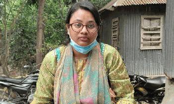 ক্ষতিপূরণের দাবিতে হিন্দু যুবকের বাড়িতে মুসলিম নারীর অবস্থান