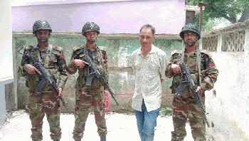 সাতক্ষীরায় সাবেক নারী এমপির ছেলে রুমন অস্ত্র ও মাদকসহ যৌথ বাহিনীর হাতে আটক