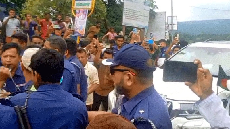 দুই উপদেষ্টার গড়ি আটকে বিক্ষোভের ঘটনায় ১৫০ জনের বিরুদ্ধে মামলা
