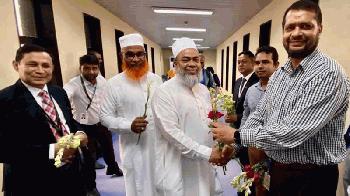চট্টগ্রামে ৪১৩ হাজি নিয়ে ফিরল প্রথম হজ ফ্লাইট